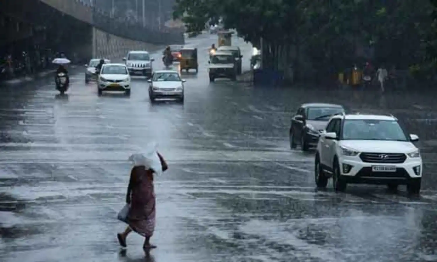 Monsoon in Hyderabad: హైదరాబాద్లోని పలు ప్రాంతాల్లో భారీ వర్షం Monsoon in Hyderabad: హైదరాబాద్లోని పలు ప్రాంతాల్లో భారీ వర్షం