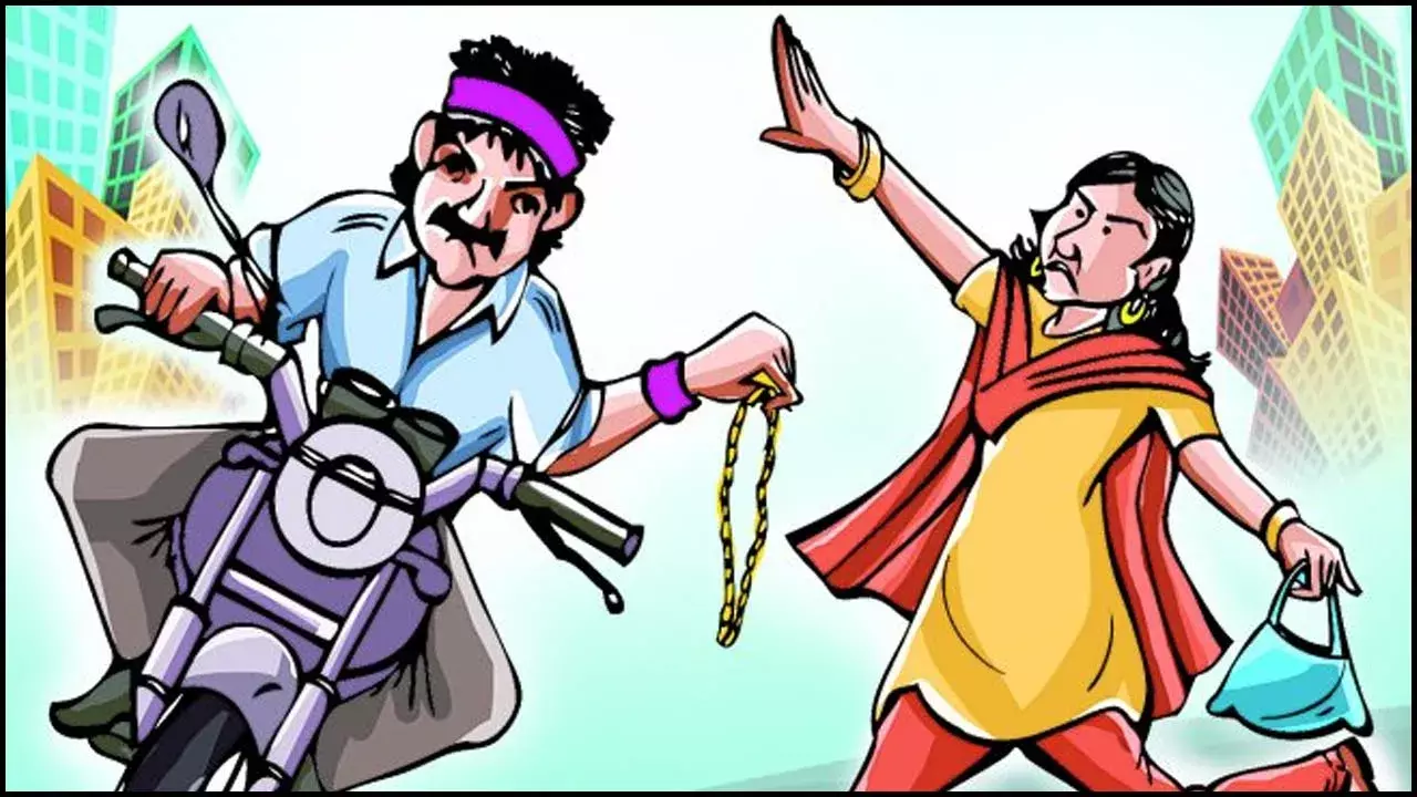 Chain Snatching: కర్నూలులో రెచ్చిపోయిన చైన్ స్నాచర్లు Chain Snatching: కర్నూలులో రెచ్చిపోయిన చైన్ స్నాచర్లు