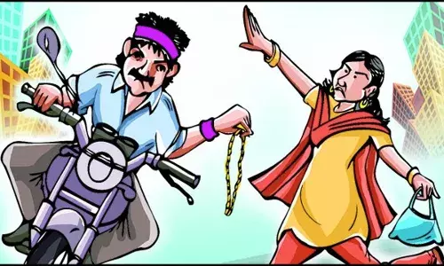 Chain Snatching: కర్నూలులో రెచ్చిపోయిన చైన్ స్నాచర్లు