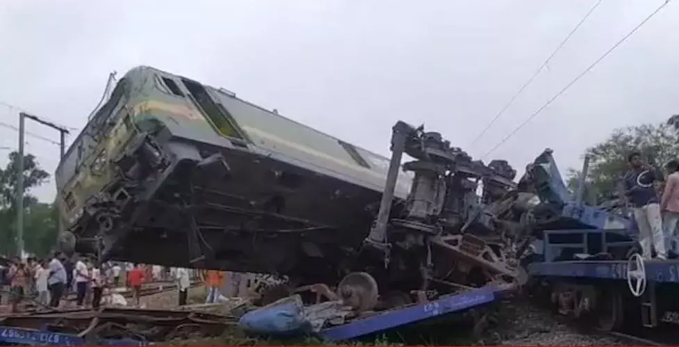 Indian Railways: సిగ్నల్ సిస్టమ్ ఫెయిల్..  ఢీకొన్న రెండు గూడ్సు రైళ్లు