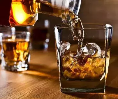 Bapatla ycp: వైసీపీ నేత ఇంట్లో ఢిల్లీ మద్యం