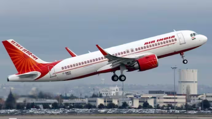 Air India : పైలట్ పంతం... పాసింజర్ల పడిగాపులు Air India : పైలట్ పంతం... పాసింజర్ల పడిగాపులు