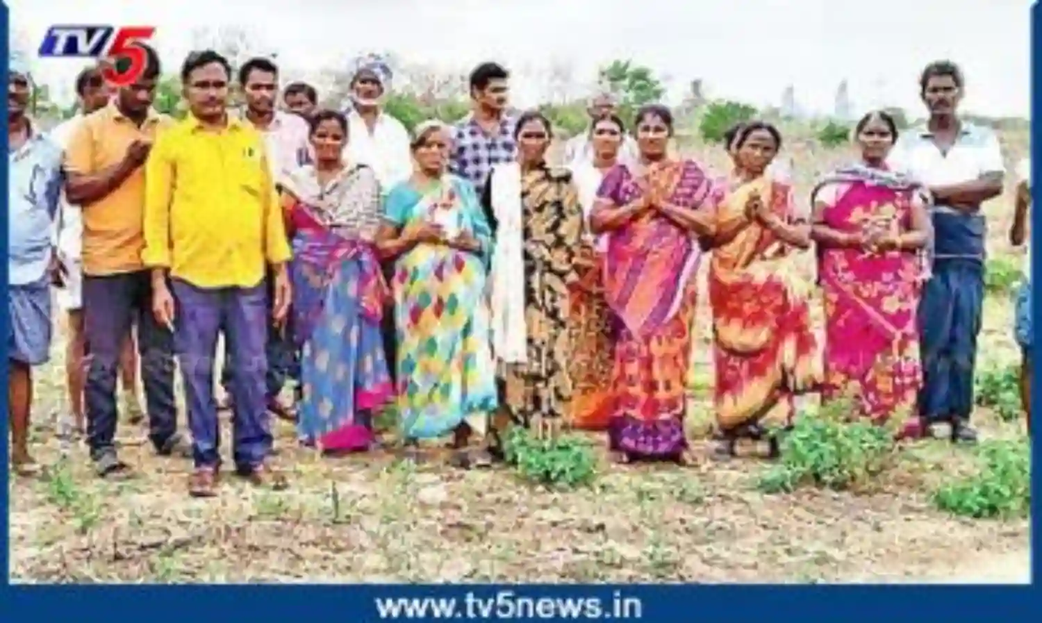 దళితులు పురుగుల మందు డబ్బాలతో ఆందోళన దళితులు పురుగుల మందు డబ్బాలతో ఆందోళన