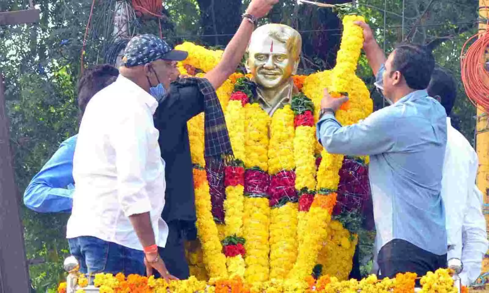 రెడ్డిగూడంలో రంగా విగ్రహావిష్కరణ రెడ్డిగూడంలో రంగా విగ్రహావిష్కరణ