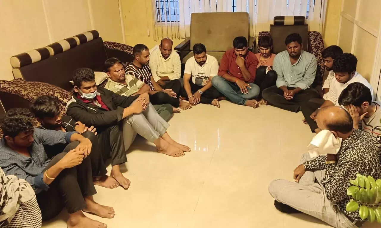 Banjara Hills: మెడిసిన్ చదవలేక... ఎయిర్ హోస్టస్ అవ్వలేక.. వ్యభిచార గృహం దిశగా Banjara Hills: మెడిసిన్ చదవలేక... ఎయిర్ హోస్టస్ అవ్వలేక.. వ్యభిచార గృహం దిశగా