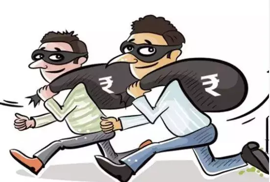 Theift: రిటైర్డ్ కమిషనర్ కు మత్తు మందిచ్చి చోరీ Theift: రిటైర్డ్ కమిషనర్ కు మత్తు మందిచ్చి చోరీ