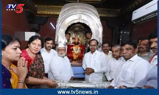 Maharashtra BRS: ఆలయానికి వెళ్లిన సీఎం కేసీఆర్.. ఉత్సాహంలో మరాఠీలు Maharashtra BRS: ఆలయానికి వెళ్లిన సీఎం కేసీఆర్.. ఉత్సాహంలో మరాఠీలు