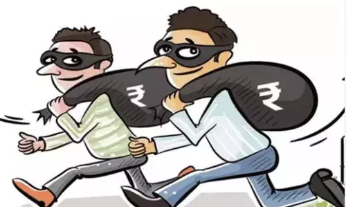 Theift: రిటైర్డ్ కమిషనర్ కు మత్తు మందిచ్చి చోరీ Theift: రిటైర్డ్ కమిషనర్ కు మత్తు మందిచ్చి చోరీ