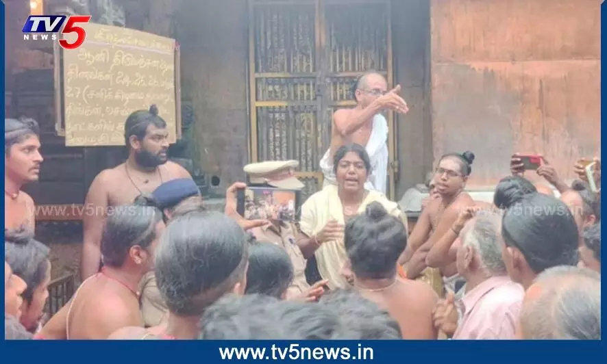 Tamilnadu: గుడి లోపలికి అనుమతి లేదన్న దీక్షితులు.. సపోర్ట్ చేసిన బీజేపీ Tamilnadu: గుడి లోపలికి అనుమతి లేదన్న దీక్షితులు.. సపోర్ట్ చేసిన బీజేపీ