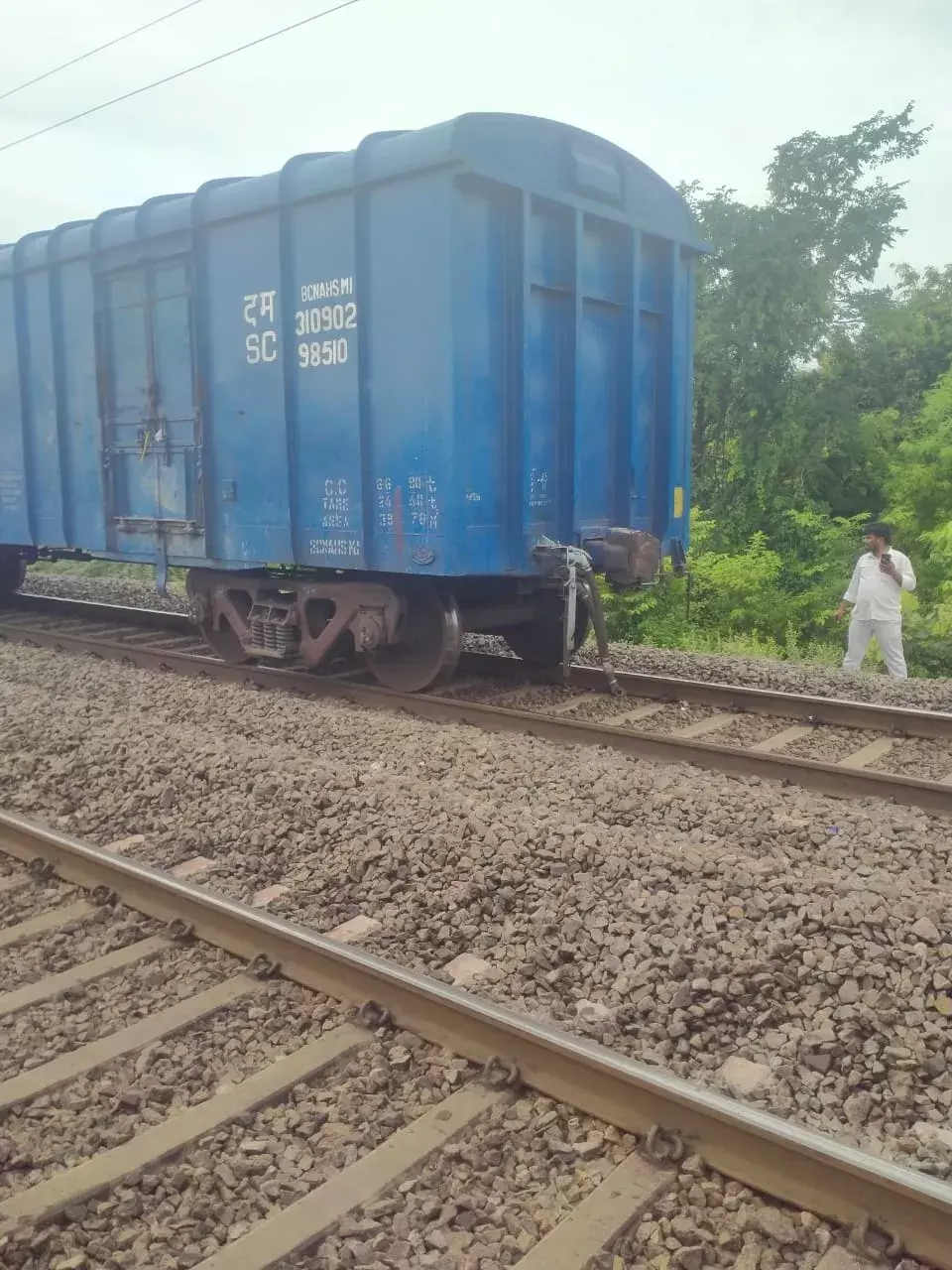 train accident: త్రుటిలో తప్పిన భారీ రైలు ప్రమాదం