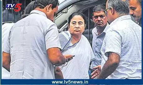 West Bengal: సీఎం మమతా బెనర్జీకి గాయాలు West Bengal: సీఎం మమతా బెనర్జీకి గాయాలు