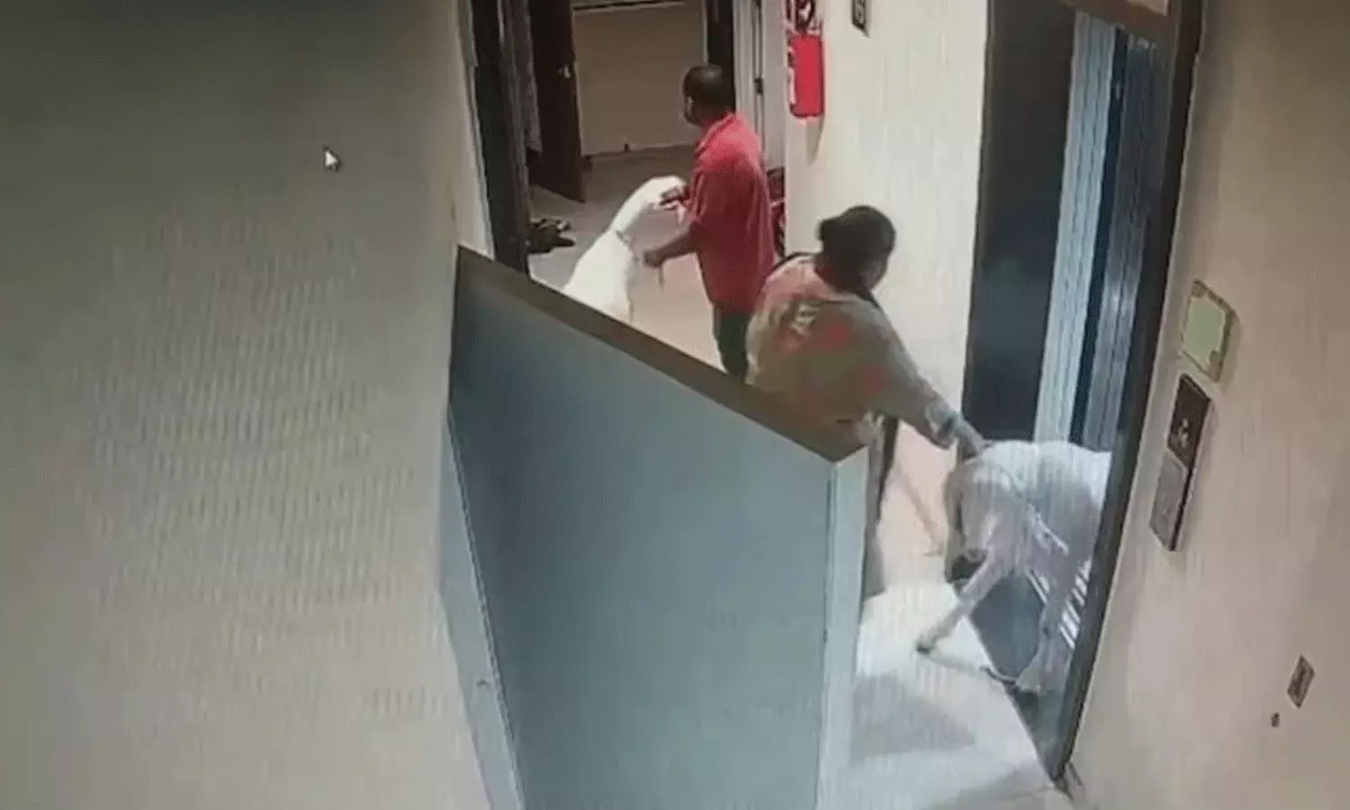 మేకలను ఇంటికి తీసుకు వచ్చిన వ్యక్తి.. హనుమాన్ చాలీసా పఠించిన అపార్ట్ మెంట్ వాసులు మేకలను ఇంటికి తీసుకు వచ్చిన వ్యక్తి.. హనుమాన్ చాలీసా పఠించిన అపార్ట్ మెంట్ వాసులు