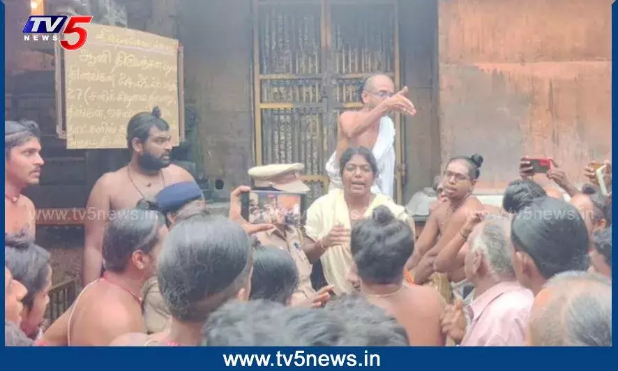 Tamilnadu: గుడి లోపలికి అనుమతి లేదన్న దీక్షితులు.. సపోర్ట్ చేసిన బీజేపీ Tamilnadu: గుడి లోపలికి అనుమతి లేదన్న దీక్షితులు.. సపోర్ట్ చేసిన బీజేపీ