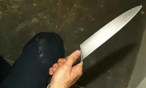 Suryapet: సూర్యాపేటలో కత్తిపోట్ల కలకలం