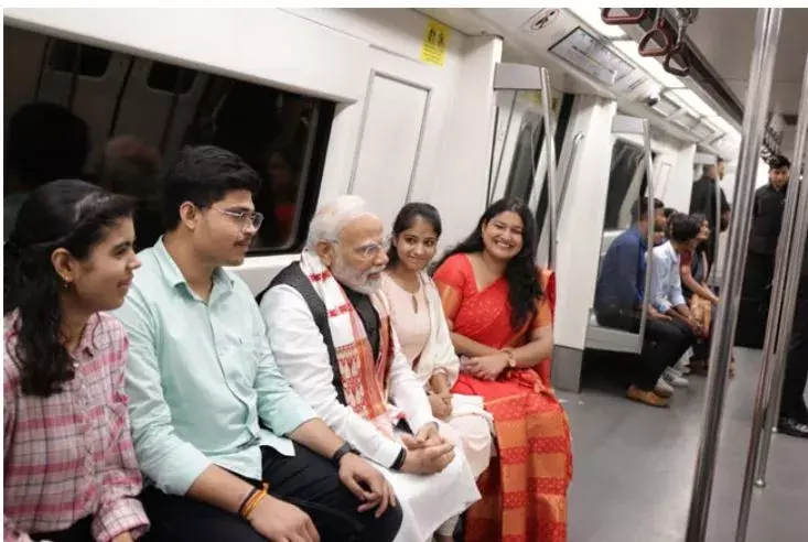 MODI: మెట్రోలో మోడీ జర్నీ... వెబ్‌సిరీస్‌లపై యువతతో చర్చ