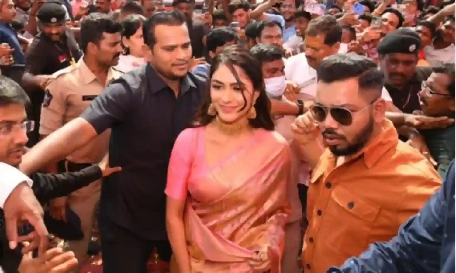 గుంటూరులో సినీనటి మృణాళ్ ఠాకూర్ గుంటూరులో సినీనటి మృణాళ్ ఠాకూర్
