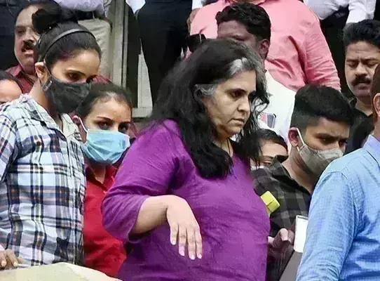 Gujarath Riots:తీస్తా సెతల్వాడ్ తక్షణమే లొంగిపోవాలని కోర్టు ఆదేశం.. Gujarath Riots:తీస్తా సెతల్వాడ్ తక్షణమే లొంగిపోవాలని కోర్టు ఆదేశం..