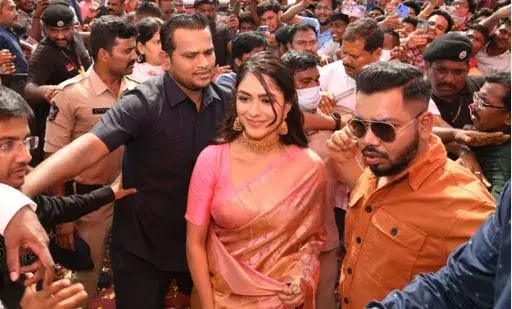 గుంటూరులో సినీనటి మృణాళ్ ఠాకూర్ గుంటూరులో సినీనటి మృణాళ్ ఠాకూర్