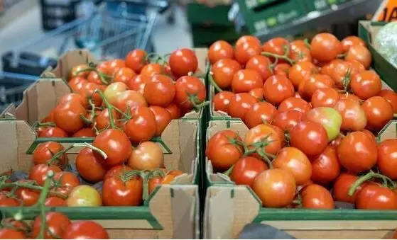 Tomato Prices: సామాన్యులపై టమాటా భారం Tomato Prices: సామాన్యులపై టమాటా భారం