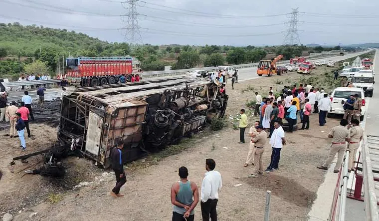 Maharashtra Bus accident :బస్సు ప్రమాద  మృతులకు సామూహిక అంత్యక్రియలు Maharashtra Bus accident :బస్సు ప్రమాద  మృతులకు సామూహిక అంత్యక్రియలు