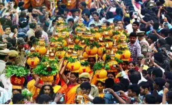 వైభవంగా గోల్కొండ బోనాలు