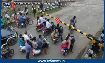 నిద్దరోయిన  రైల్వే గేట్‌.. వాహనదారులకు ఇక్కట్లు..