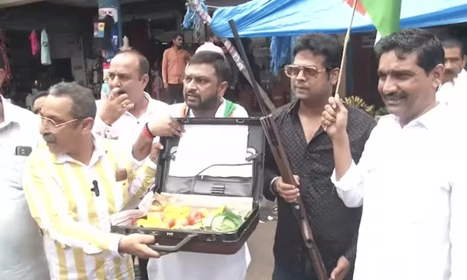 ధరల పెరుగుదలకు నిరసన.. తుపాకీతో టమోటాలు కొనుగోలు ధరల పెరుగుదలకు నిరసన.. తుపాకీతో టమోటాలు కొనుగోలు