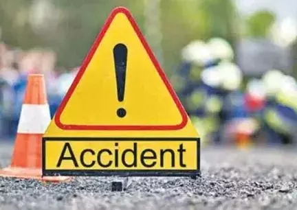 Accident: మార్నింగ్ వాకర్స్పైకి దూసుకెళ్లిన కారు Accident: మార్నింగ్ వాకర్స్పైకి దూసుకెళ్లిన కారు