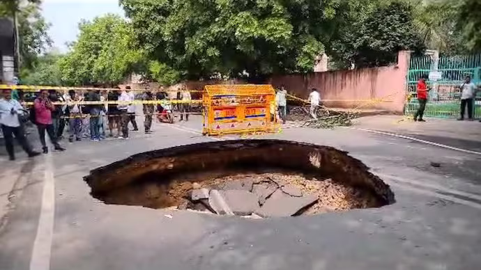 Delhi: ఢిల్లీలో నడిరోడ్డుపై భారీ గొయ్యి Delhi: ఢిల్లీలో నడిరోడ్డుపై భారీ గొయ్యి