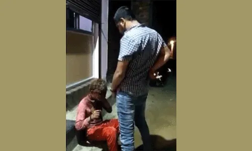 గిరిజన కూలీపై మూత్ర విసర్జన చేసిన వ్యక్తి.. అతన్ని వదిలిపెట్టనన్న సీఎం గిరిజన కూలీపై మూత్ర విసర్జన చేసిన వ్యక్తి.. అతన్ని వదిలిపెట్టనన్న సీఎం