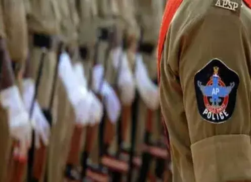 AP: మహిళలను అవమానించిన పోలీసులు