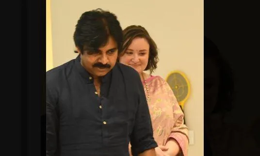 Pawan Kalyan: సతీసమేతంగా పవన్ కళ్యాణ్... ఆయన లెక్కకో కిక్కుంది..! Pawan Kalyan: సతీసమేతంగా పవన్ కళ్యాణ్... ఆయన లెక్కకో కిక్కుంది..!