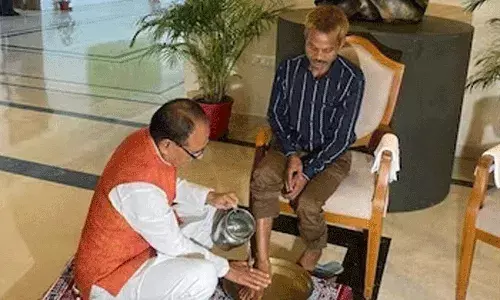 మూత్ర విసర్జన ఘటనలో సీఎం స్పందన.. క్షమాపణలు కోరి, గిరిజనుడి కాళ్లు కడిగి..