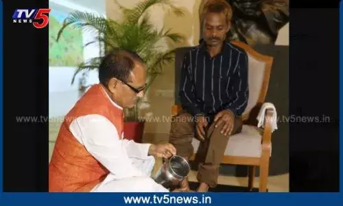 MP: మూత్రవిసర్జన ఘటన.. గిరిజనుడి కాళ్లు కడిగిన ముఖ్యమంత్రి MP: మూత్రవిసర్జన ఘటన.. గిరిజనుడి కాళ్లు కడిగిన ముఖ్యమంత్రి