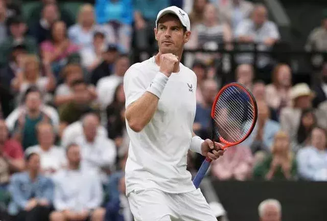 Wimbledon: ముందంజలో ఆండీ ముర్రే, మధ్యలోనే ఆగిన మ్యాచ్ Wimbledon: ముందంజలో ఆండీ ముర్రే, మధ్యలోనే ఆగిన మ్యాచ్