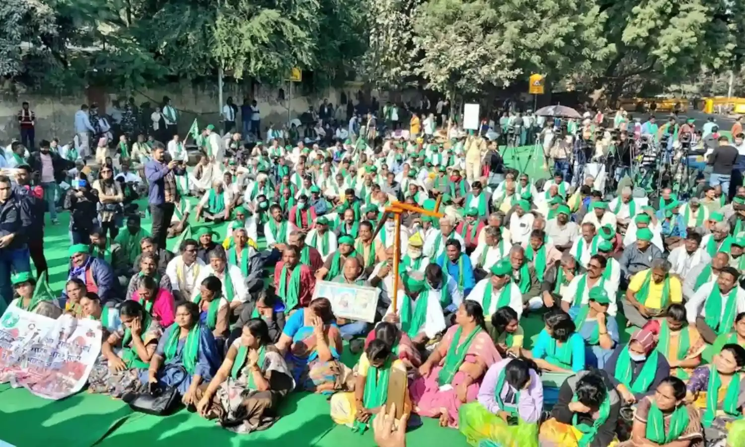 AP: ఆంధ్ర ప్రదేశ్లో అదే అరాచకం... రైతులపై వైసీపీ ఉక్కుపాదం AP: ఆంధ్ర ప్రదేశ్లో అదే అరాచకం... రైతులపై వైసీపీ ఉక్కుపాదం
