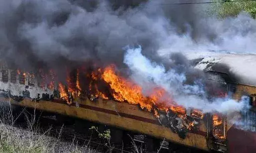 Falaknuma Express: ఫలక్నుమా ఎక్స్ప్రెస్.. అదుపులోకి వచ్చిన మంటలు Falaknuma Express: ఫలక్నుమా ఎక్స్ప్రెస్.. అదుపులోకి వచ్చిన మంటలు
