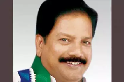 ఎమ్మెల్యే కోన రఘుపతి కోసం పేదల షాపులు తొలగింపు ఎమ్మెల్యే కోన రఘుపతి కోసం పేదల షాపులు తొలగింపు