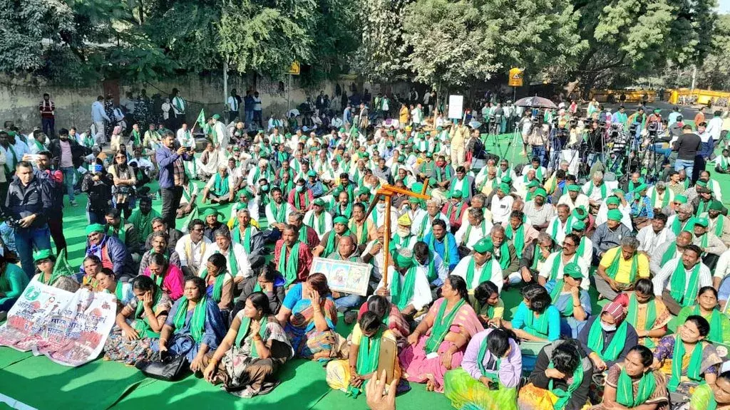 AP: ఆంధ్ర ప్రదేశ్లో అదే అరాచకం... రైతులపై వైసీపీ ఉక్కుపాదం AP: ఆంధ్ర ప్రదేశ్లో అదే అరాచకం... రైతులపై వైసీపీ ఉక్కుపాదం