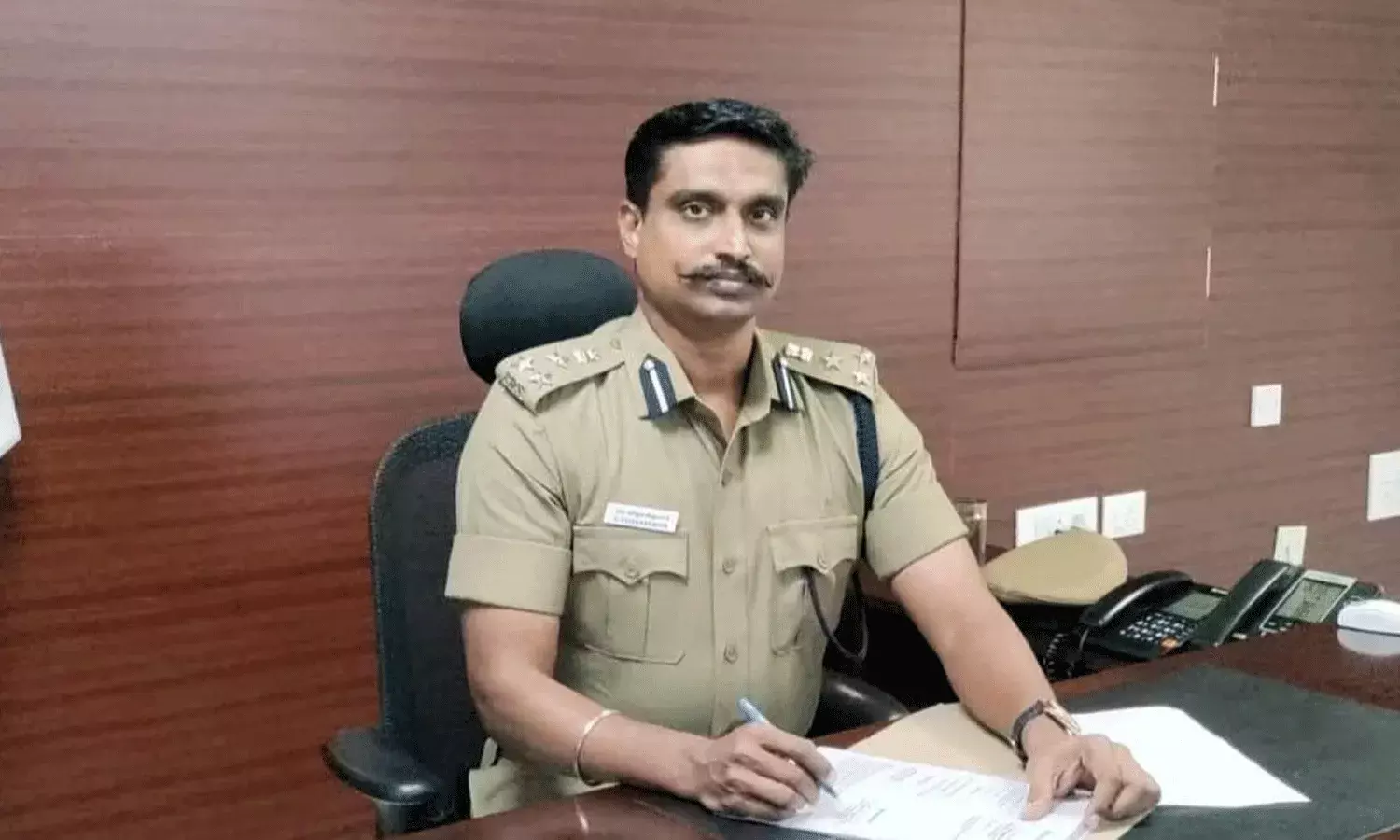 సర్వీస్ రివాల్వర్ తో కాల్చుకుని DIG ఆత్మహత్య..