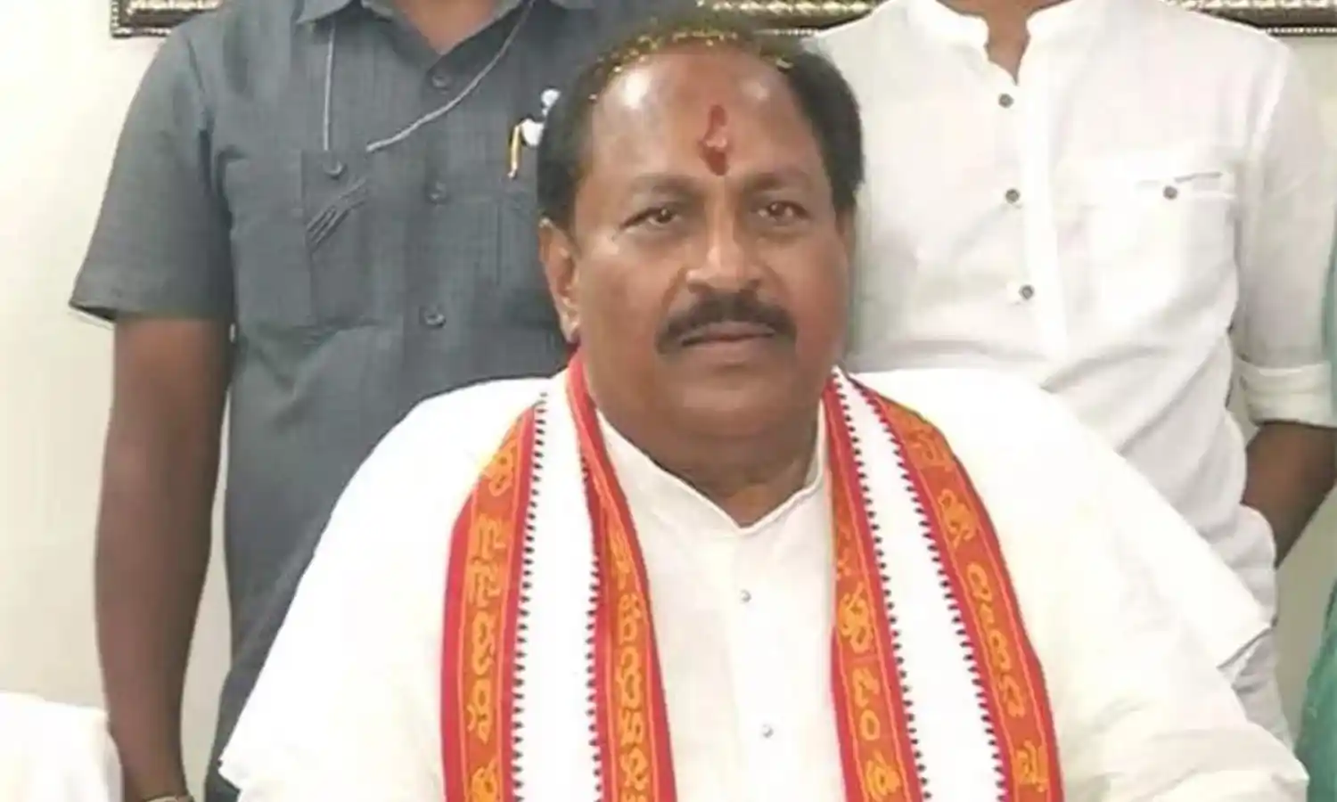 అపచారం.. చెప్పులు వేసుకొని అమ్మవారికి పట్టువస్త్రాలు అపచారం.. చెప్పులు వేసుకొని అమ్మవారికి పట్టువస్త్రాలు