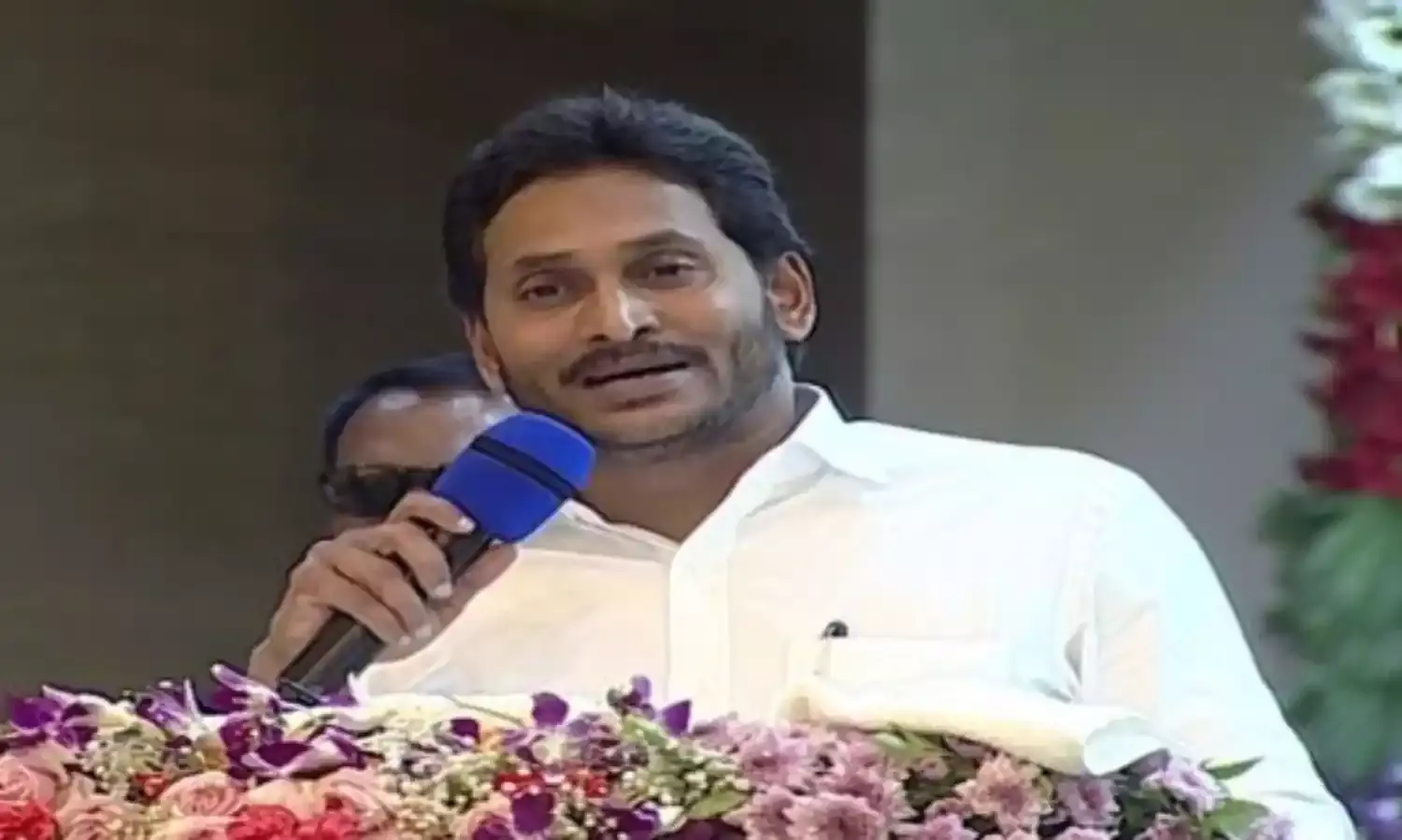 జగన్ సభ నుంచి ప్రజలు పరార్ జగన్ సభ నుంచి ప్రజలు పరార్