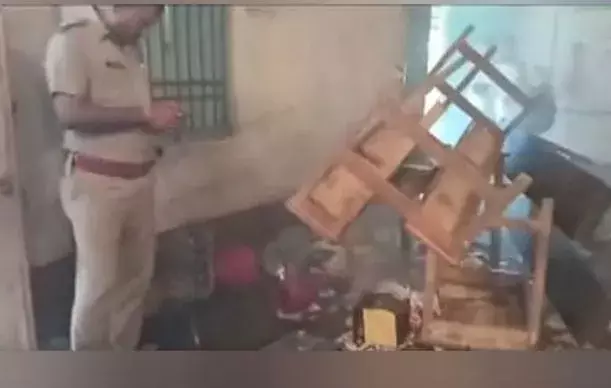 పోలింగ్‌ బూత్‌ ధ్వంసం- బ్యాలెట్‌ పేపర్లకు నిప్పు