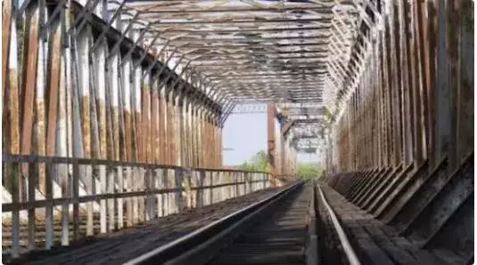 ఎంతకు తెగించార్రా... బ్రిడ్జీనే దొంగలించేశారు ఎంతకు తెగించార్రా... బ్రిడ్జీనే దొంగలించేశారు