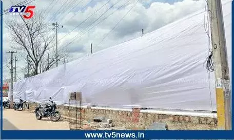 KADAPA: రాష్ట్ర ముఖ్యమంత్రి పరదాల మధ్య పర్యటన KADAPA: రాష్ట్ర ముఖ్యమంత్రి పరదాల మధ్య పర్యటన