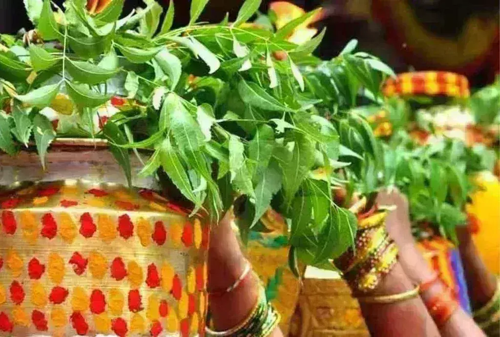 BONALU: అంగరంగ వైభవంగా రంగం BONALU: అంగరంగ వైభవంగా రంగం