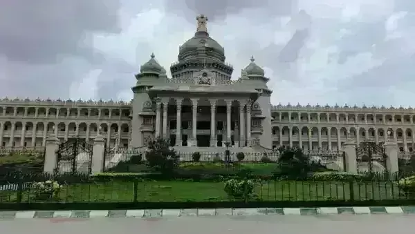 Karnataka : అసెంబ్లీలోకి కత్తితో వచ్చిన మహిళ