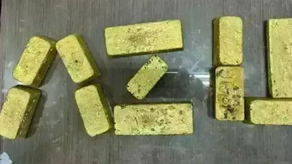 Gold smuggling : బంగారం అక్రమ రవాణా ఈసారి పేస్టు రూపంలో Gold smuggling : బంగారం అక్రమ రవాణా ఈసారి పేస్టు రూపంలో