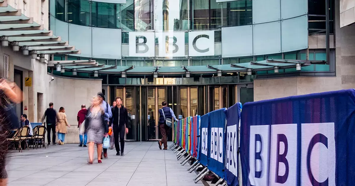 BBC: టీనేజర్ల న్యూడ్ ఫోటోలకు 45 వేల డాలర్లు, BBC యాంకర్ నిర్వాకం BBC: టీనేజర్ల న్యూడ్ ఫోటోలకు 45 వేల డాలర్లు, BBC యాంకర్ నిర్వాకం