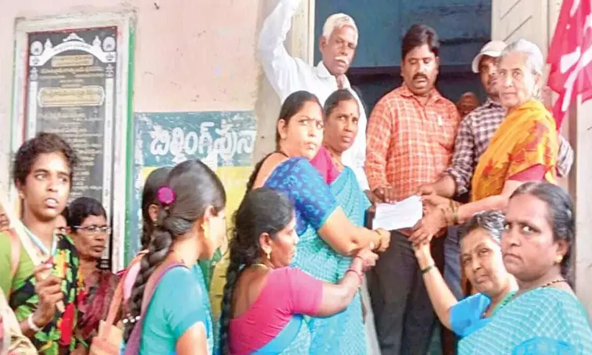 Kurnool: సర్కారు తీరుపై అంగన్‌వాడీల నిరసన